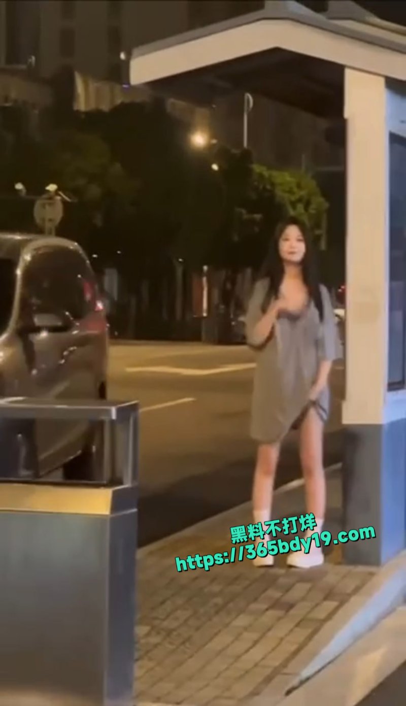 四川高颜值美女路边拍摄露出6