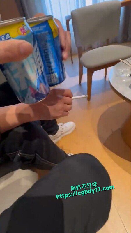 反差绿帽灌醉老婆 勾引好兄弟实录11