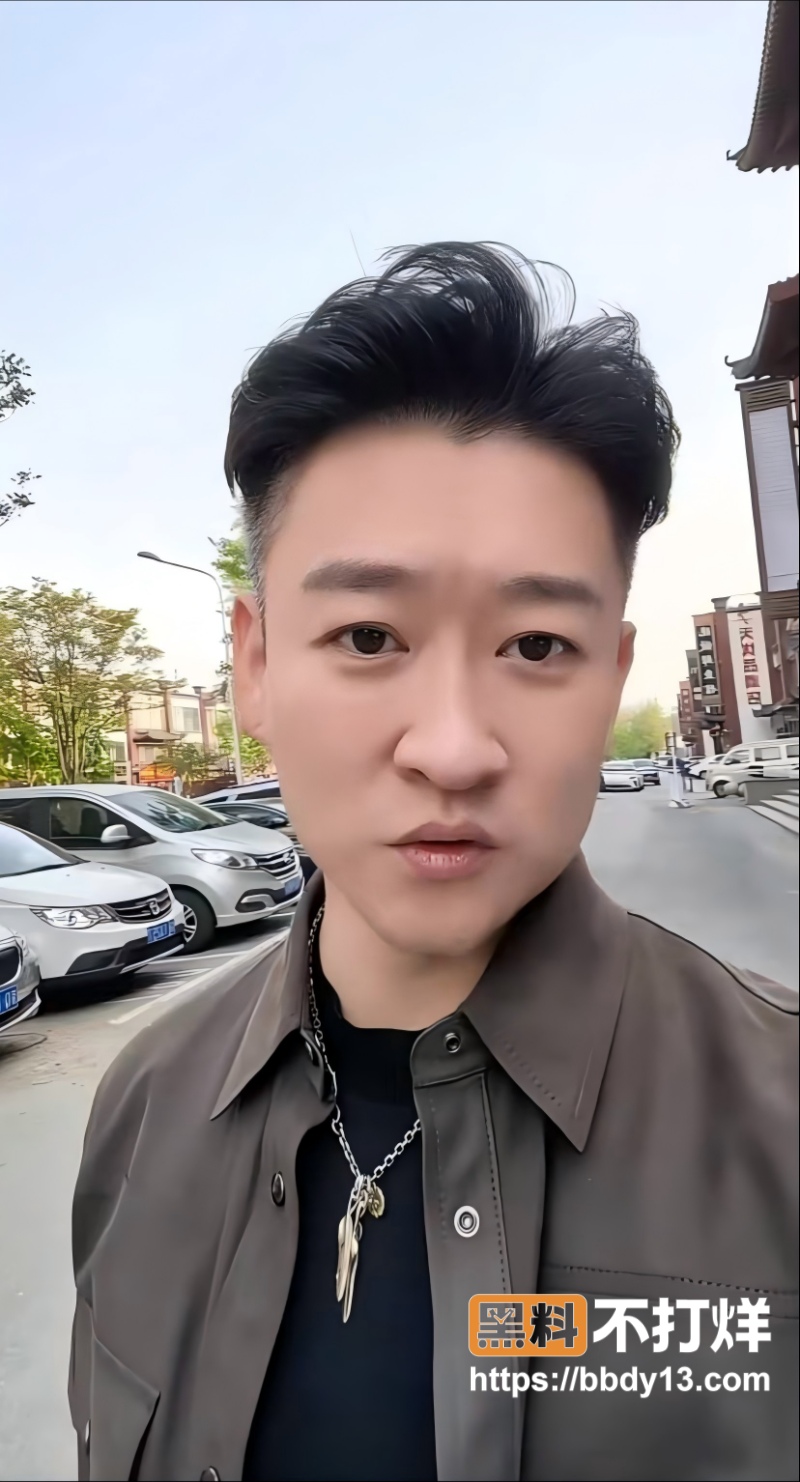曹云金草丛边小便04