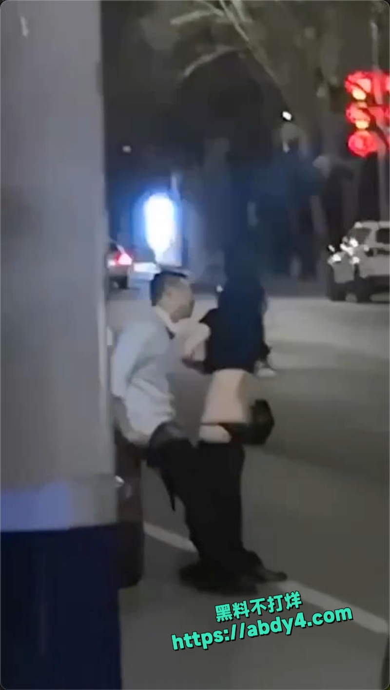 醉酒男女当街脱裤子性爱  3
