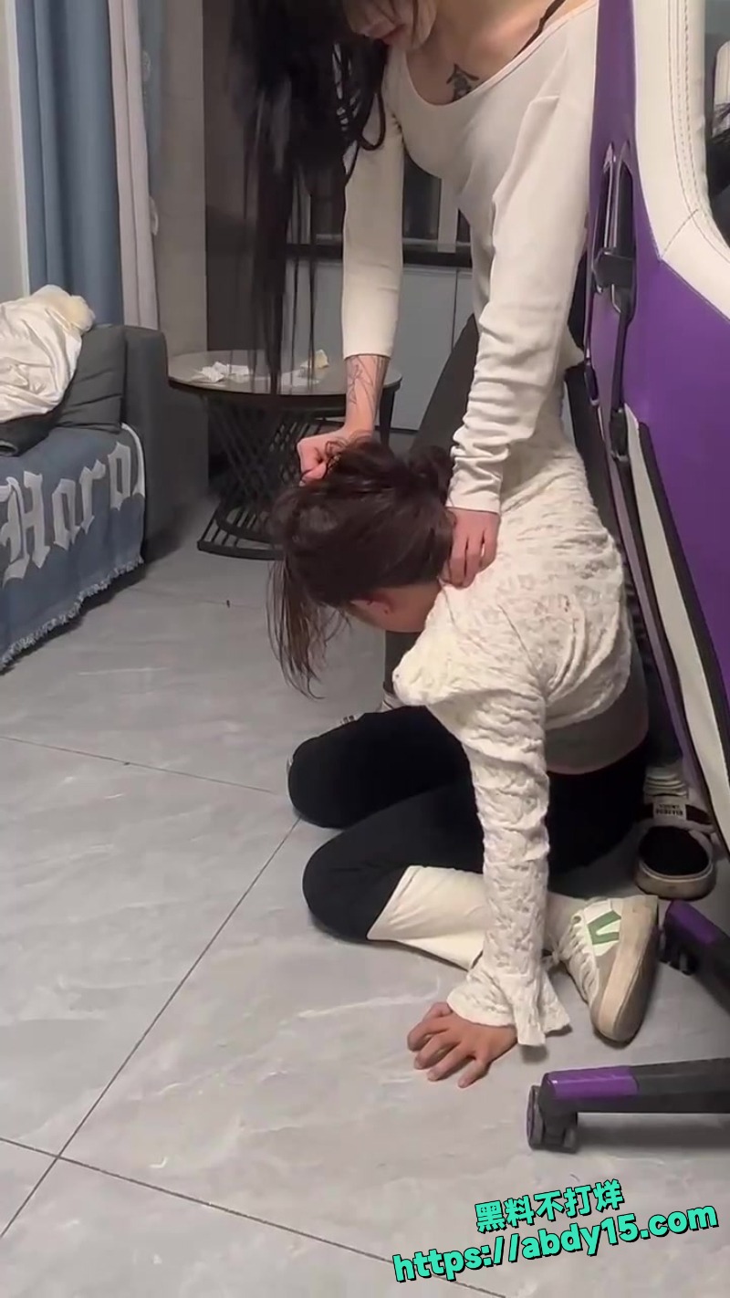 女人打架激烈战场电竞男孩不为所动7