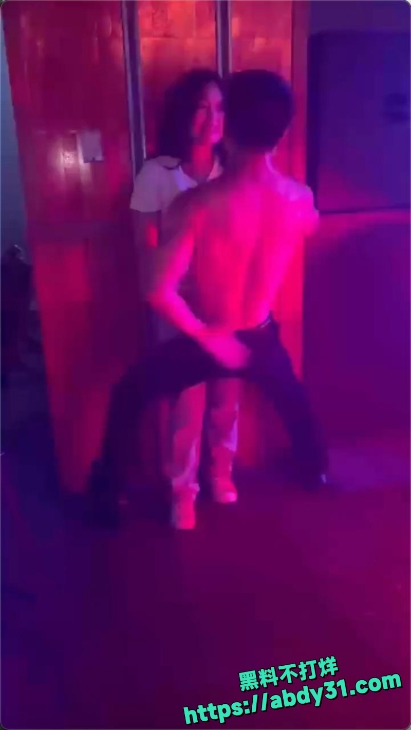 宋之馨在三亚点男模亲嘴视频6