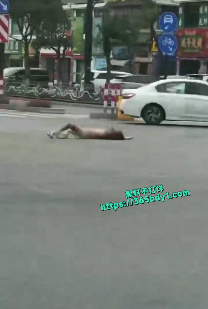 精神小妹街头爬行1