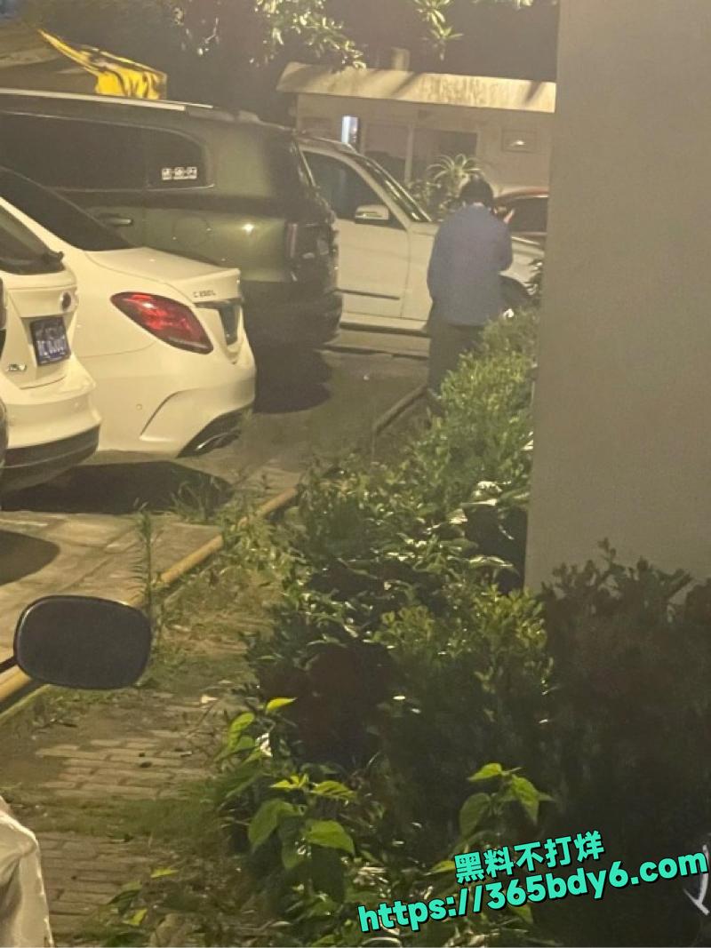 海角社区少妇邻居阳台被狂操7