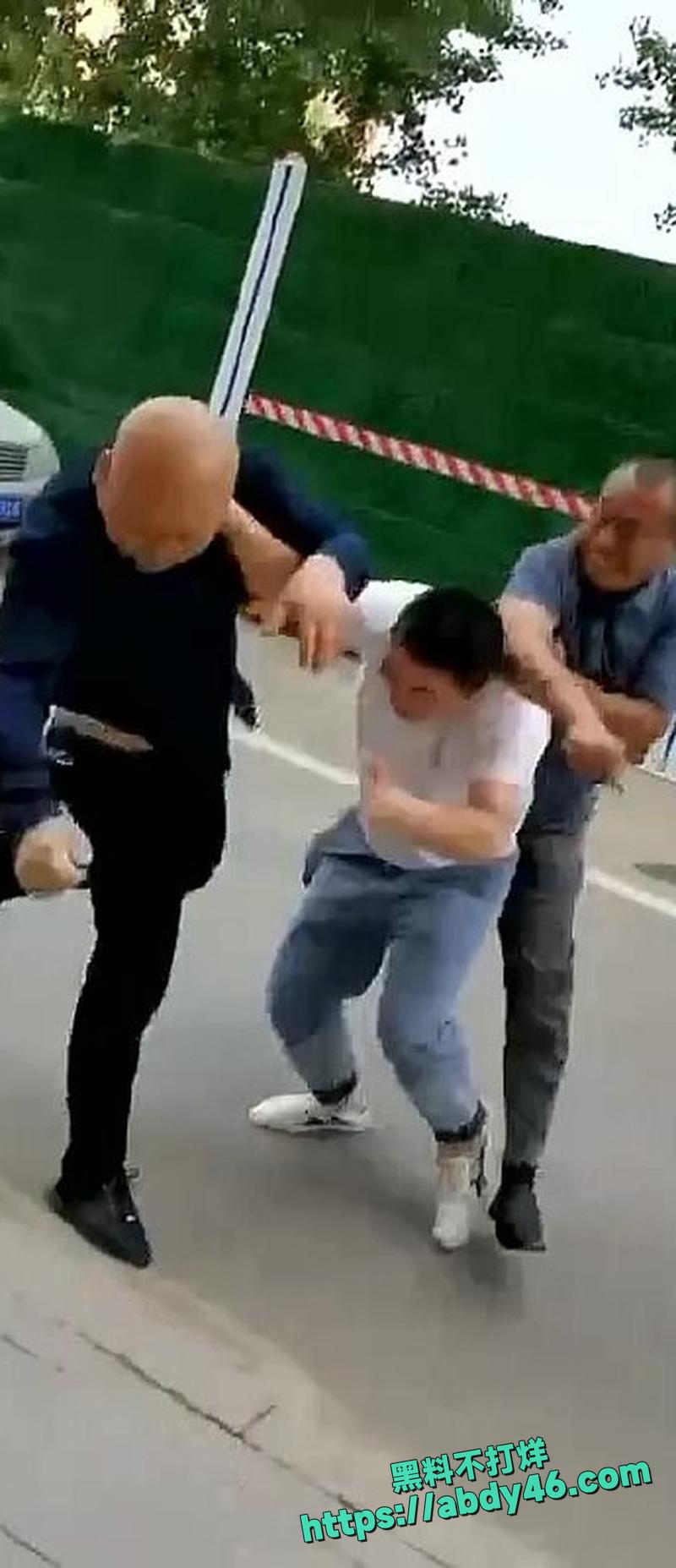 光头男路怒症街头打架04
