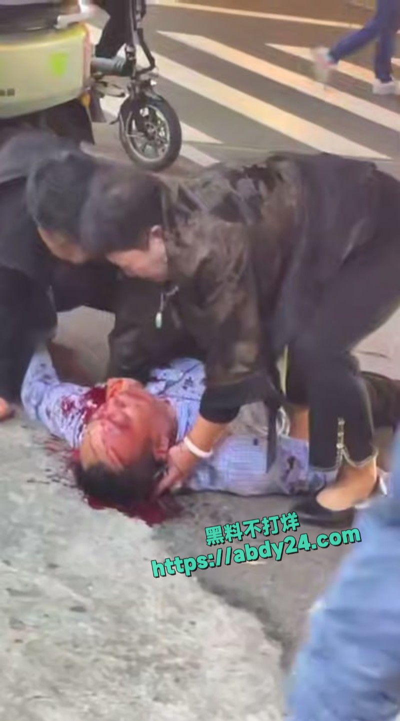 街头两男子倒地头破血流2