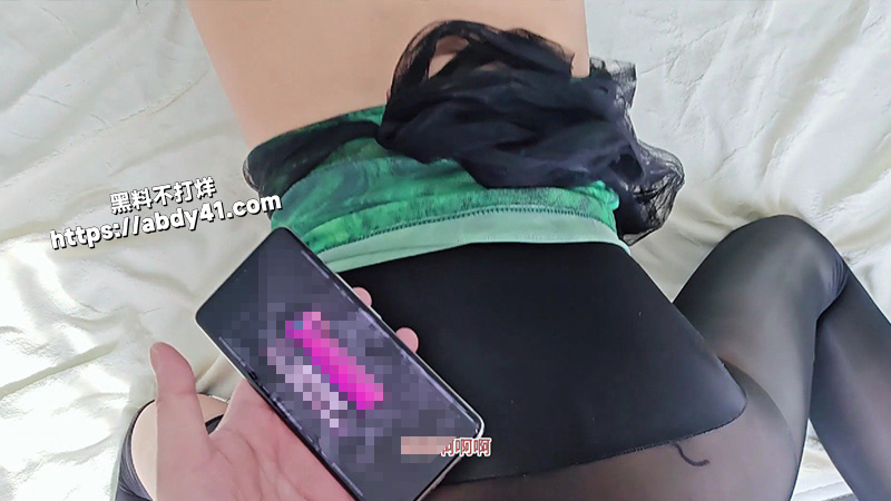 抓到骚妈偷玩震动棒.jpg3