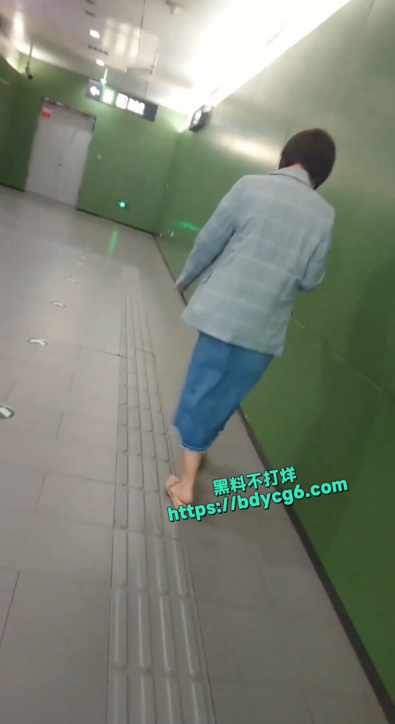 高清抄底没穿内裤
