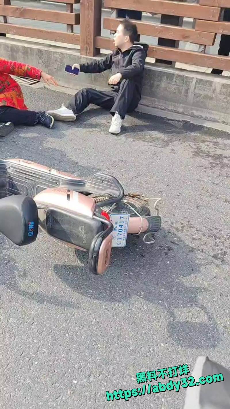 年轻男子追尾老人起争执1