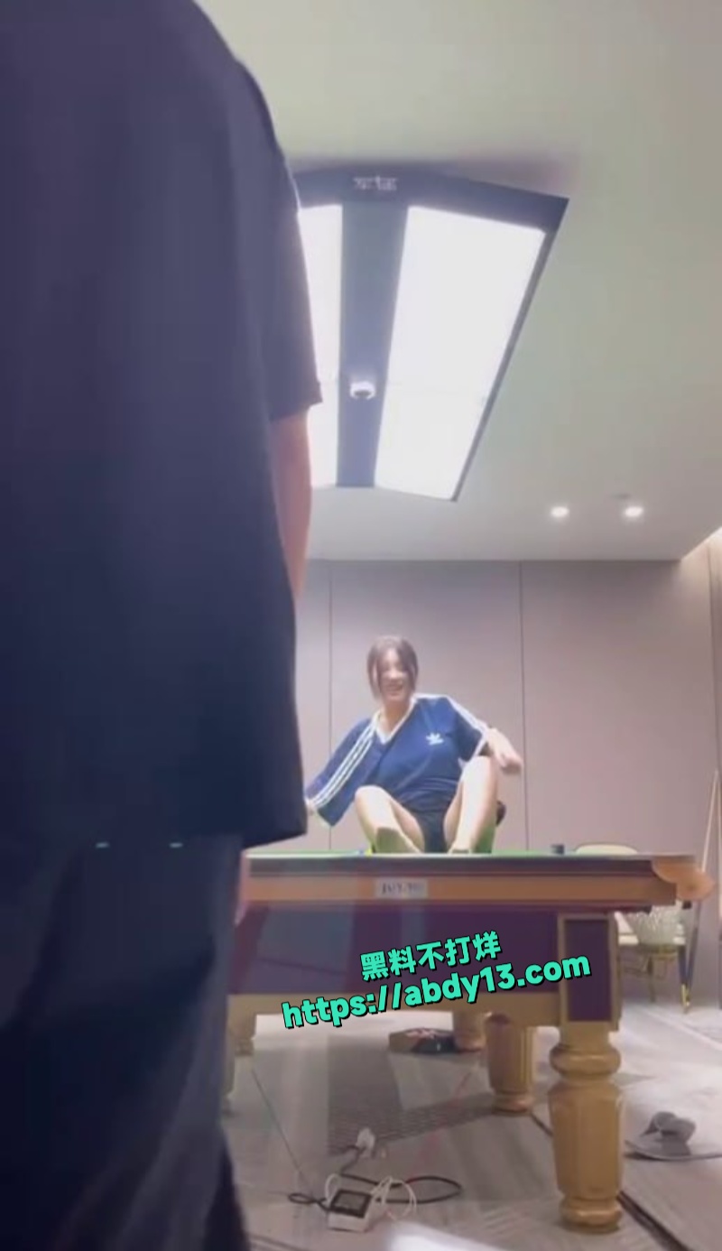 巨乳私教包厢台球桌上脱衣热舞 7