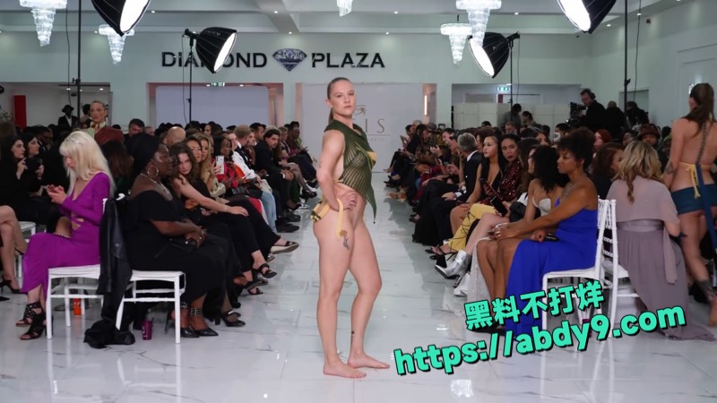 国际时尚展模特全裸试穿1