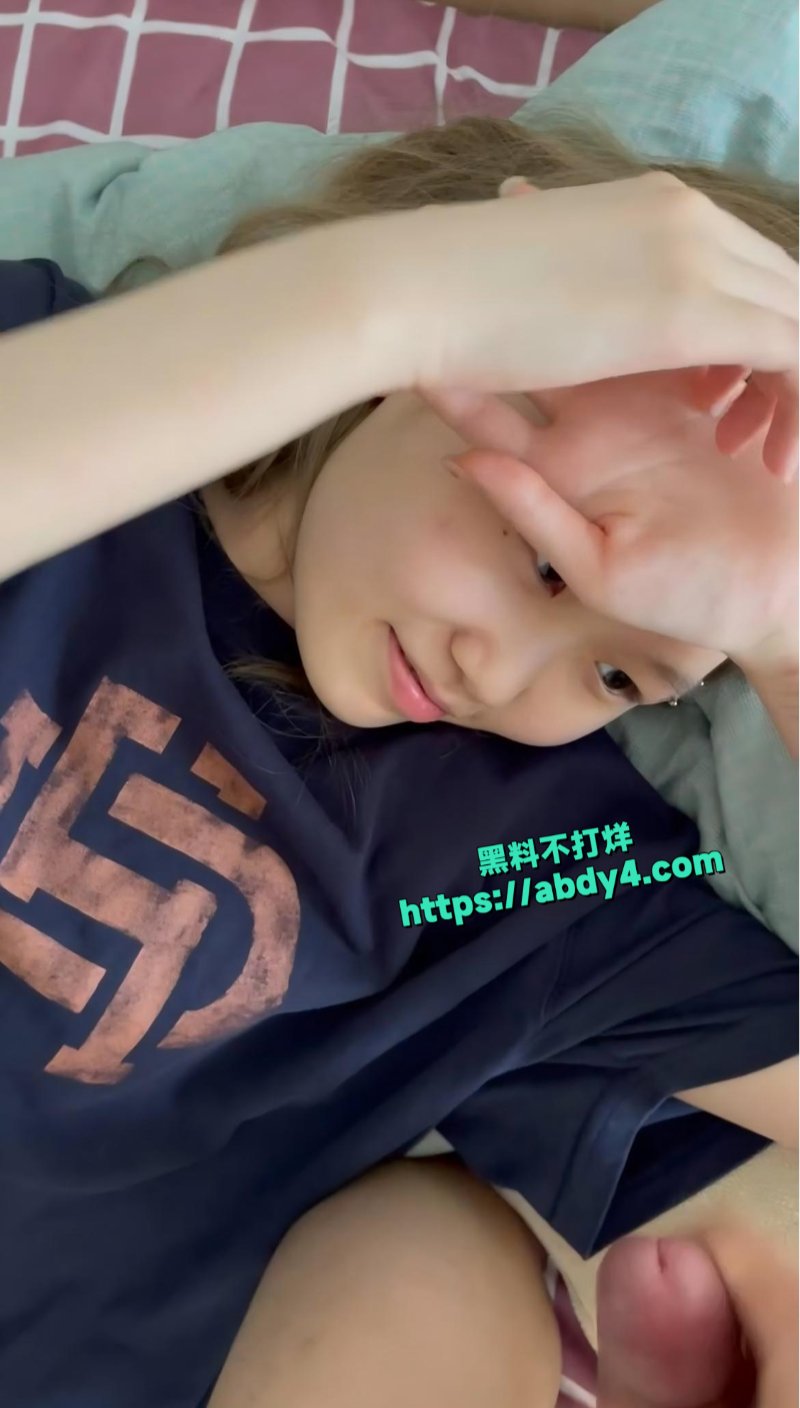 社交软件约到的肤白貌美00后白虎小美女张静怡9