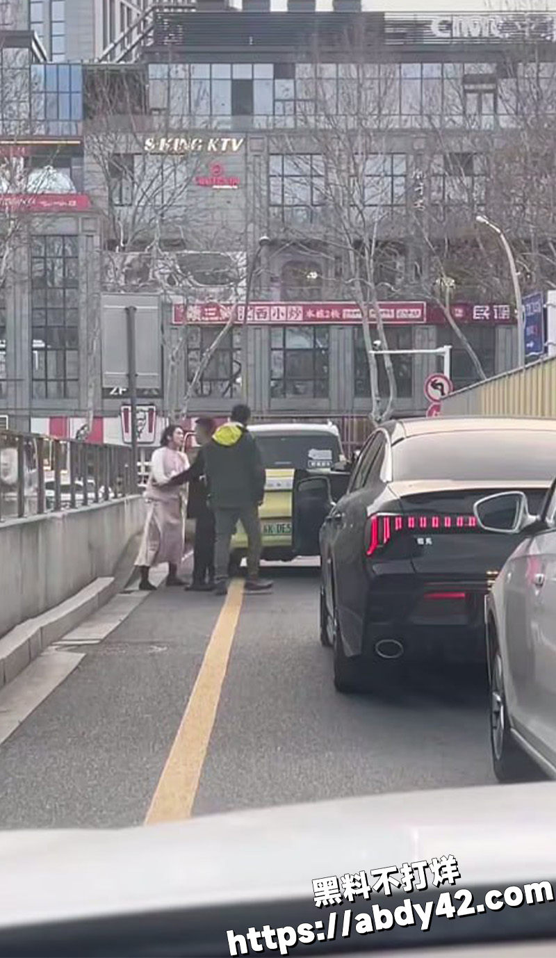 江苏扬州男子和女子两车发生剐蹭.jpg5