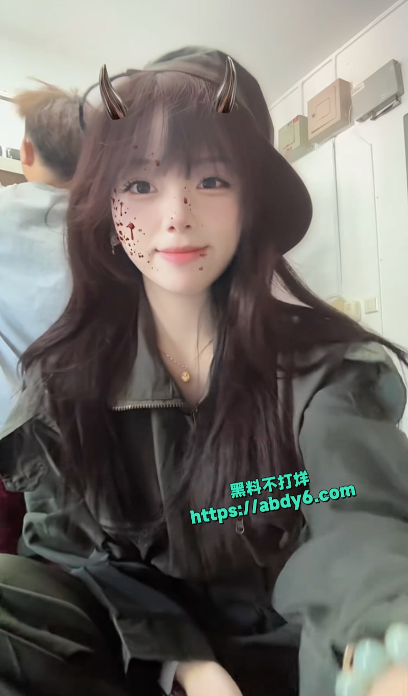 一黑人男子校园长凳与女同学交欢 4