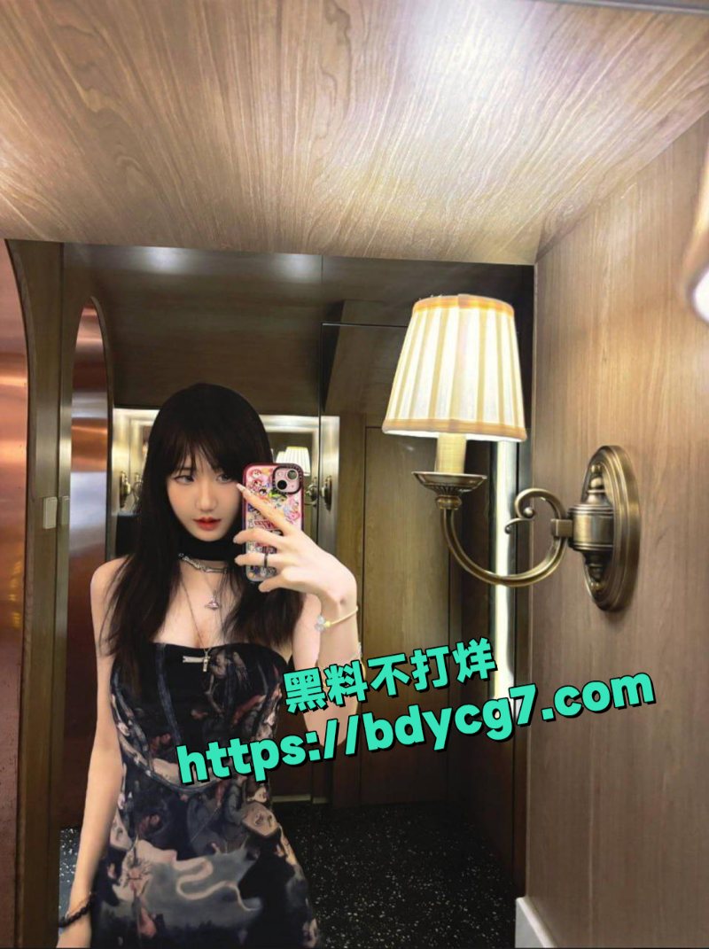 精神小妹去酒吧被精神小伙灌醉带回酒店强制深喉口交1