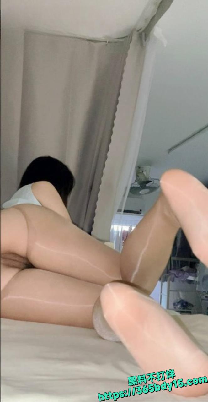 少女ohgdy538一人宿舍后入自拍5.