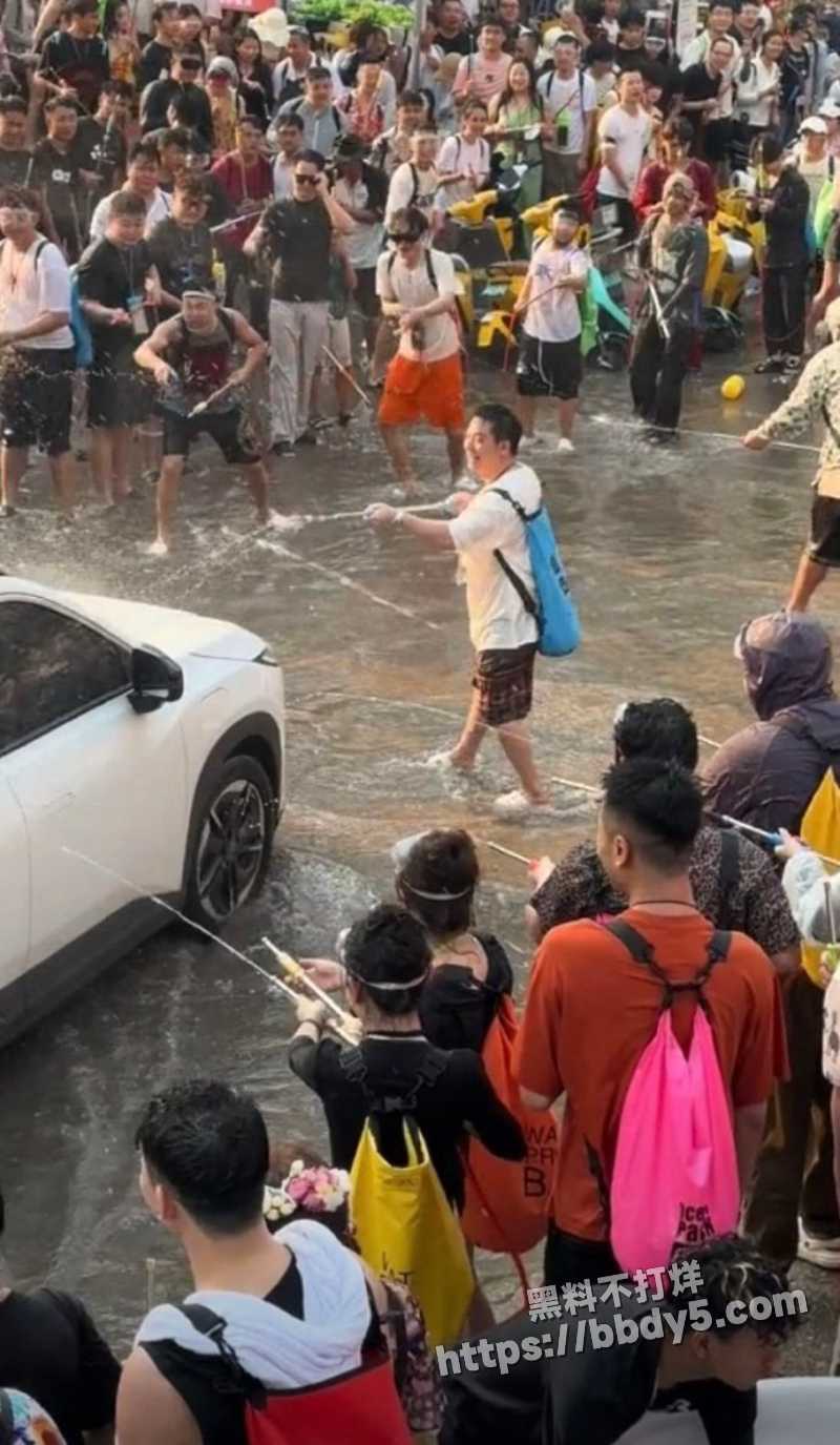云南西双版纳景洪市的泼水节2