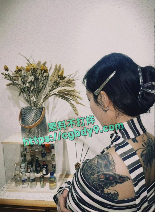 抖音lee李李 纹身师店老板娘性爱视频流出1 (8).jpg
