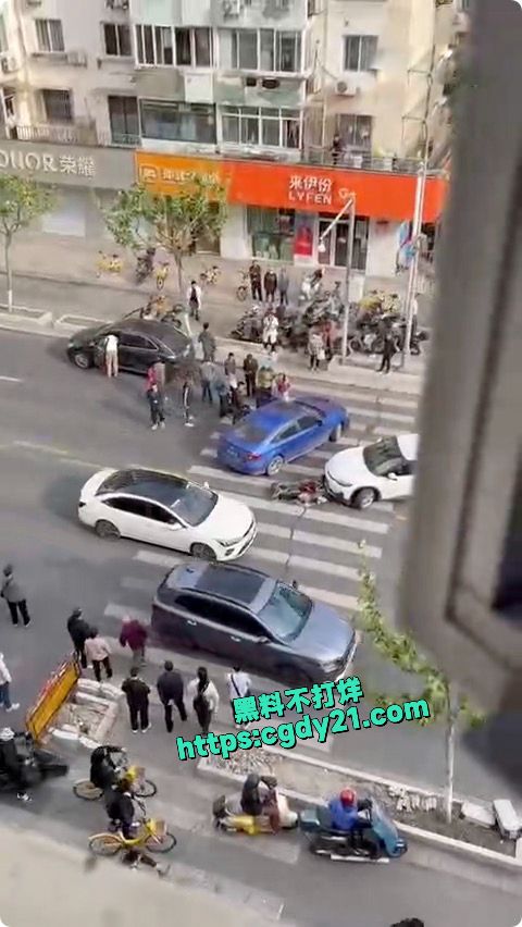 撞了人用脚去踢对方，然后竟然还第二次开车撞上去1