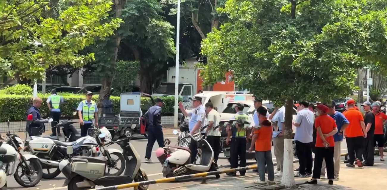 海口经济学院东苑食堂外卖员大战爆发 校内监察拦外卖还骂人 外卖员直接动手推搡摩托车倒地