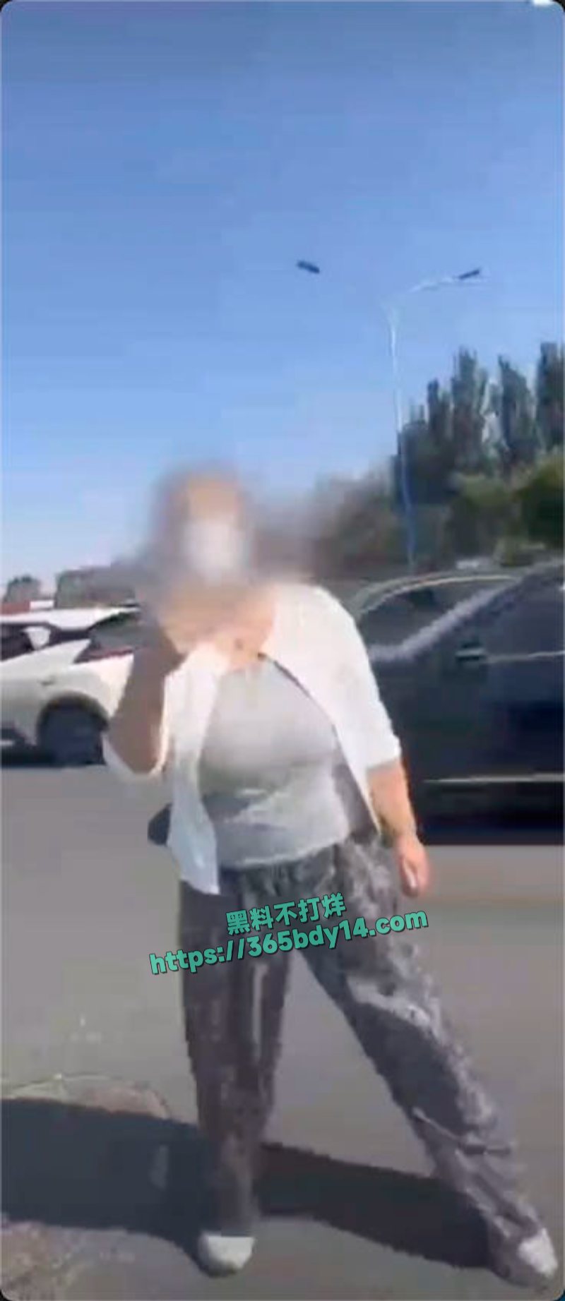 呼和浩特市白衣女子驾车插队将人打伤下车录视频倒打一耙6