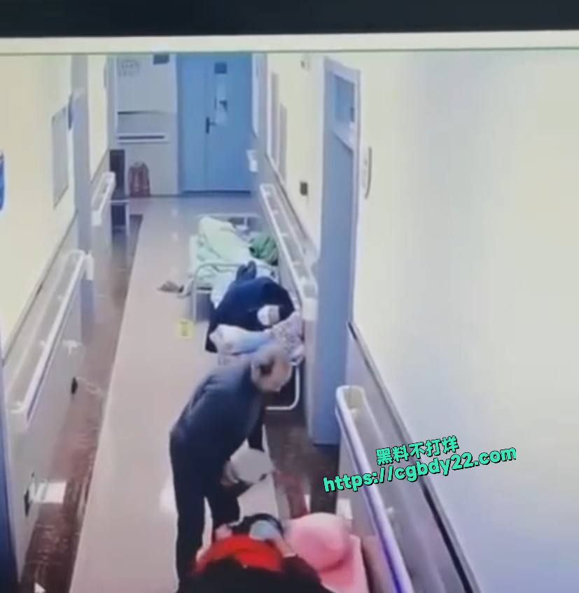 老头搬大石头在医院走廊杀人1