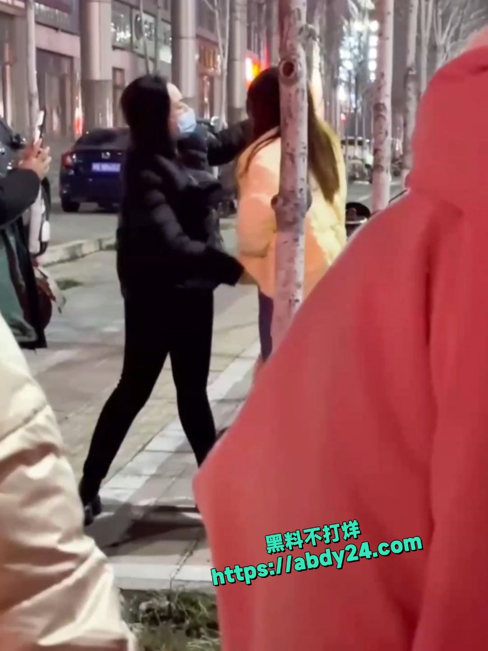 山东青岛汽车站硬核捉奸视频 5