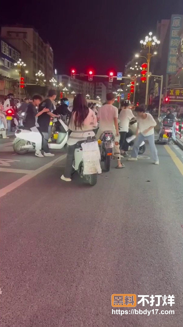 精神小伙持刀5