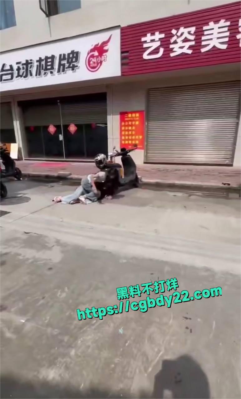 长发美女街头暴打小三
