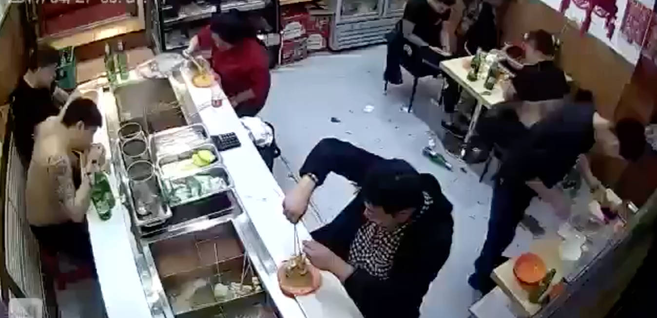 新奇视频经典你瞅啥系列 串串香店里两桌客人互瞅 撕巴起来最后都没结账走了