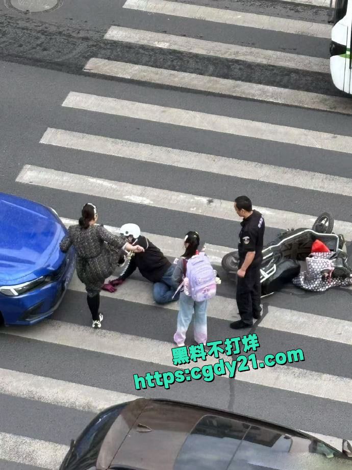撞了人用脚去踢对方，然后竟然还第二次开车撞上去2