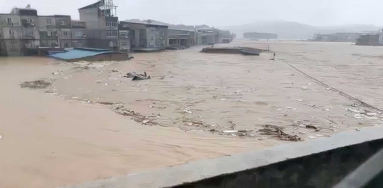 广西横州台风美莎克肆虐 邓圩村洪水淹没至二楼 多座水库紧急泄洪