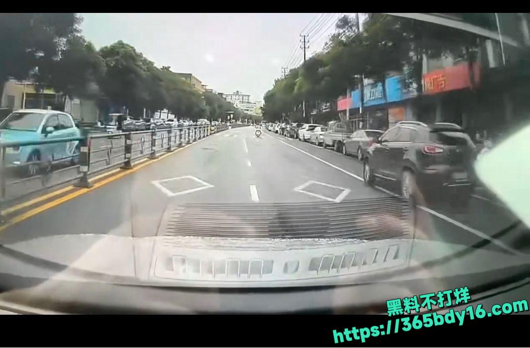 精神小伙骑电动车不戴头盔7.