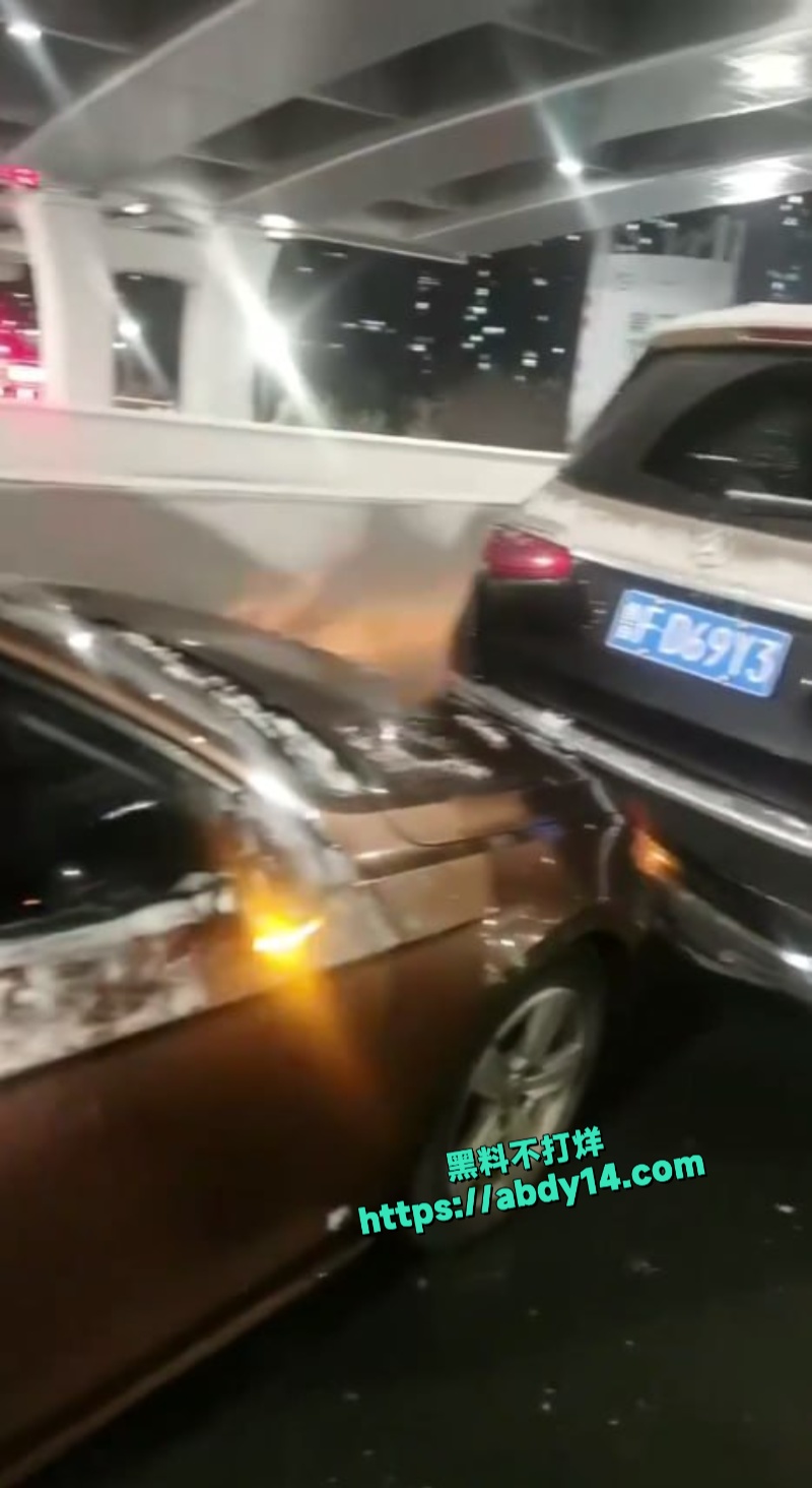山东烟台突发雪天22车连环车祸 2