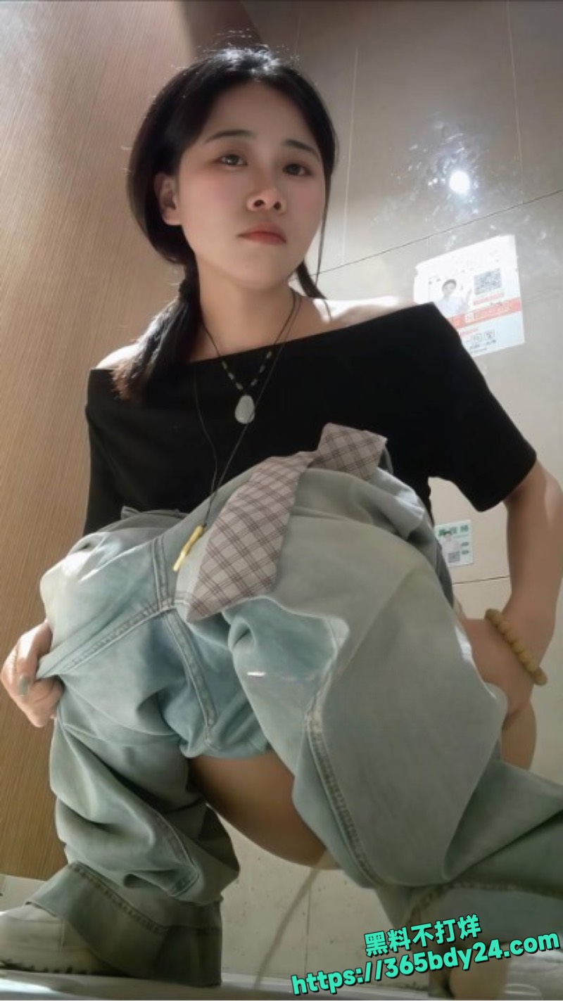 高颜值女神女厕放尿偷拍 2