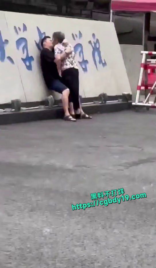 一小伙和奶奶在校门口激情热吻 完全不顾周围人的眼光6