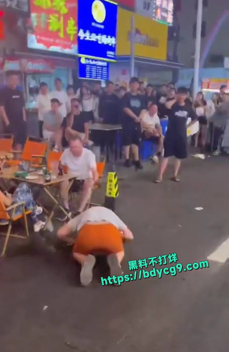 吉林长春桂林路光头佬给老外下跪4