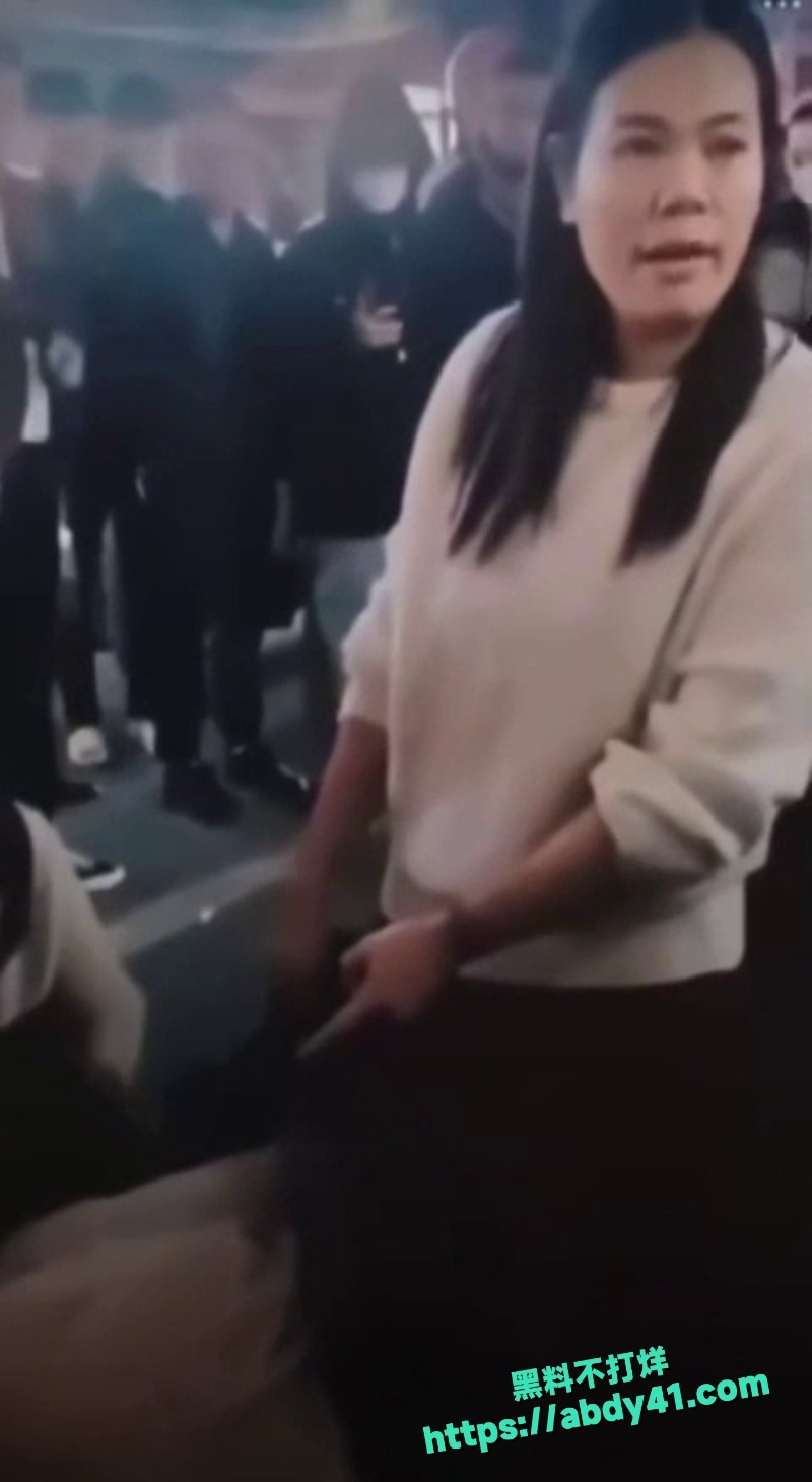 潭万豪街头抓小三衣服撕尽 4