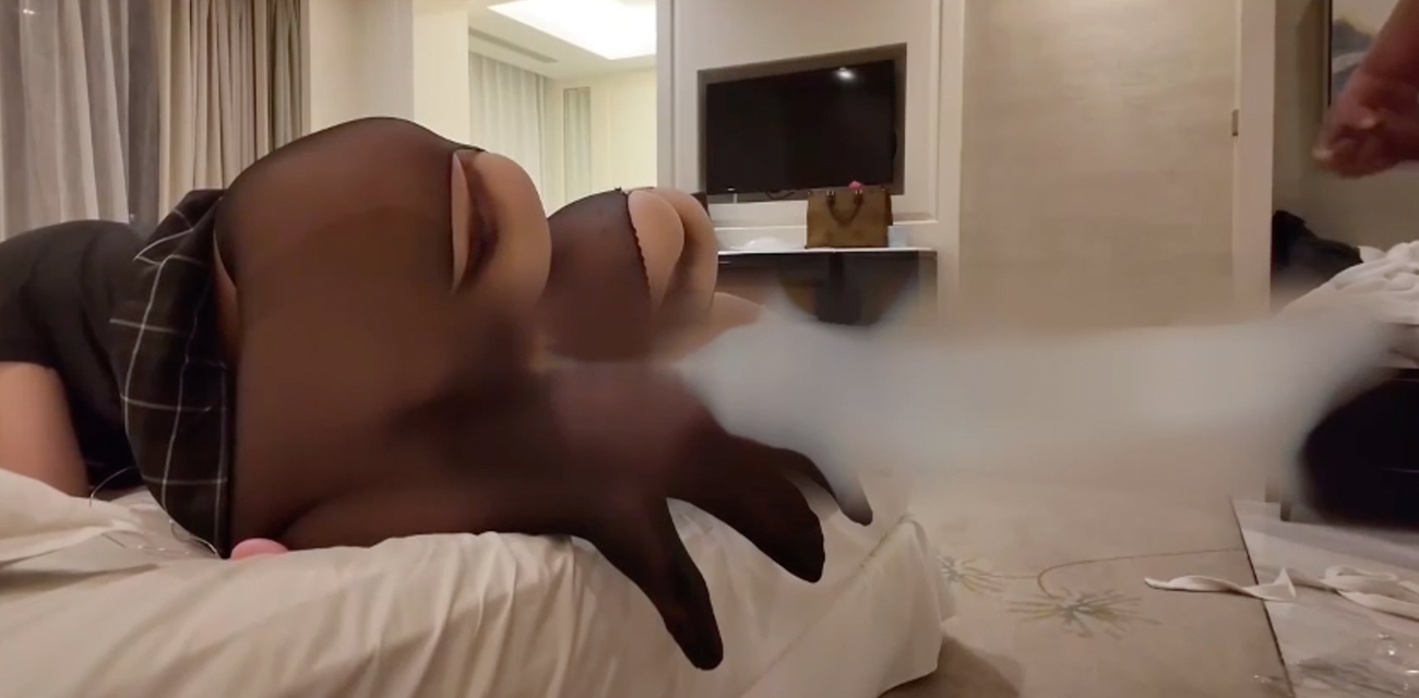 3P怎么做到不嫌弃对方的？女上空姐OL制服妹脸贴在鸡巴上舔 果然男人都喜欢骚的和主动的！