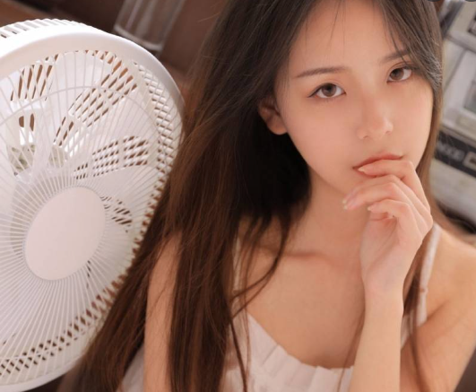 原创首发爸妈回乡下老家兄妹独处 温柔妹妹主动沙发诱惑哥哥