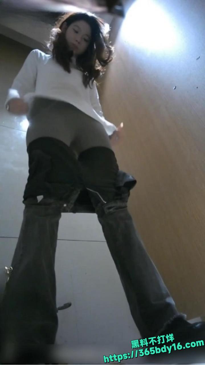 商场厕所美少女偷拍视频 4.
