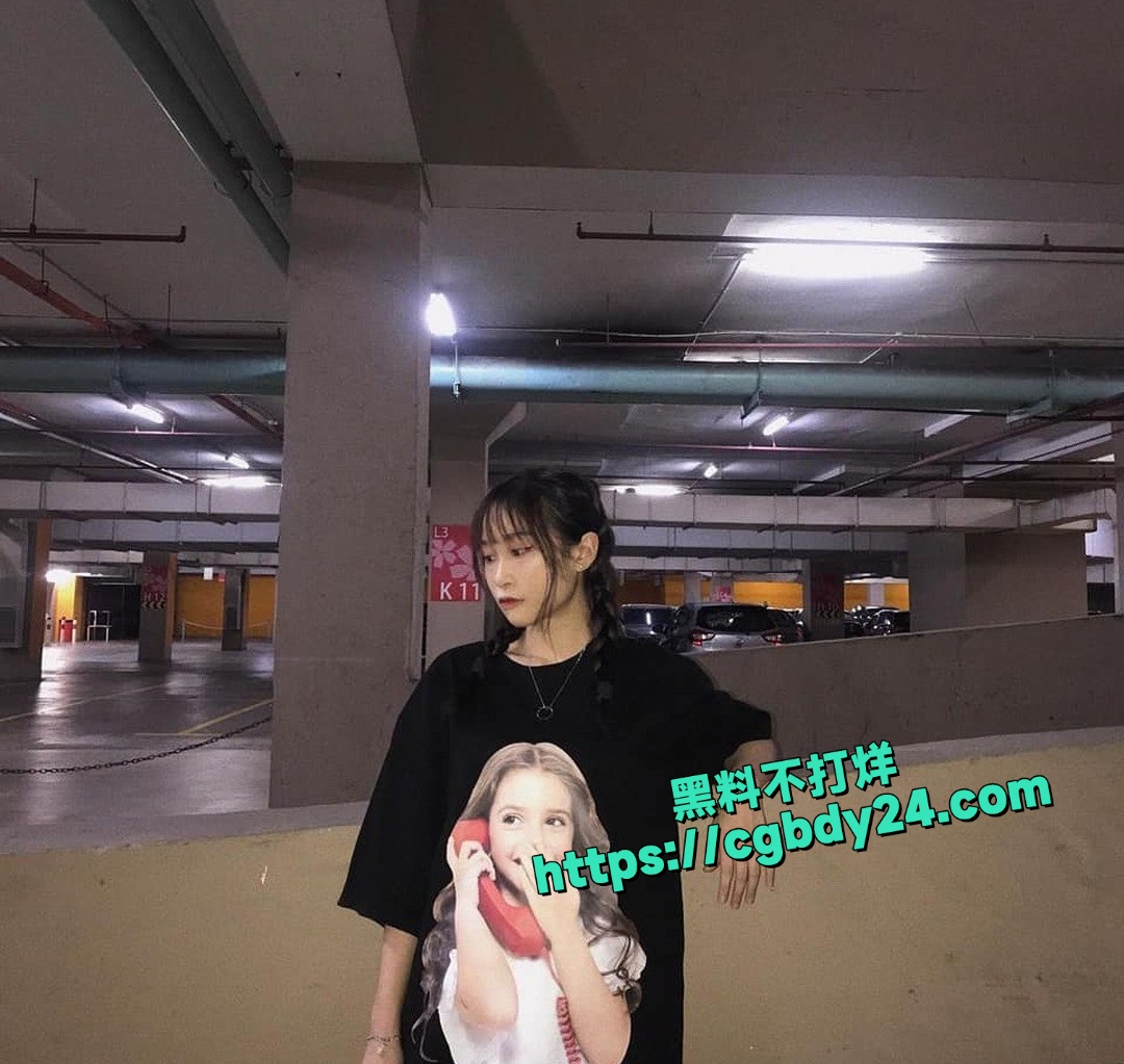 女大学生静宜与男友自拍的露面口交视频和后入做爱视频被外流了出来2