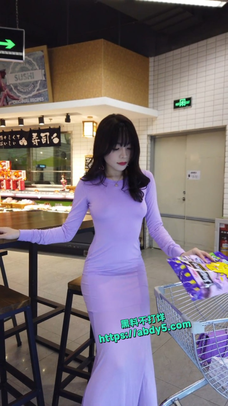 秀人网极品模特徐莉芝Booty街拍作品紫色丝裙真空凸点 3