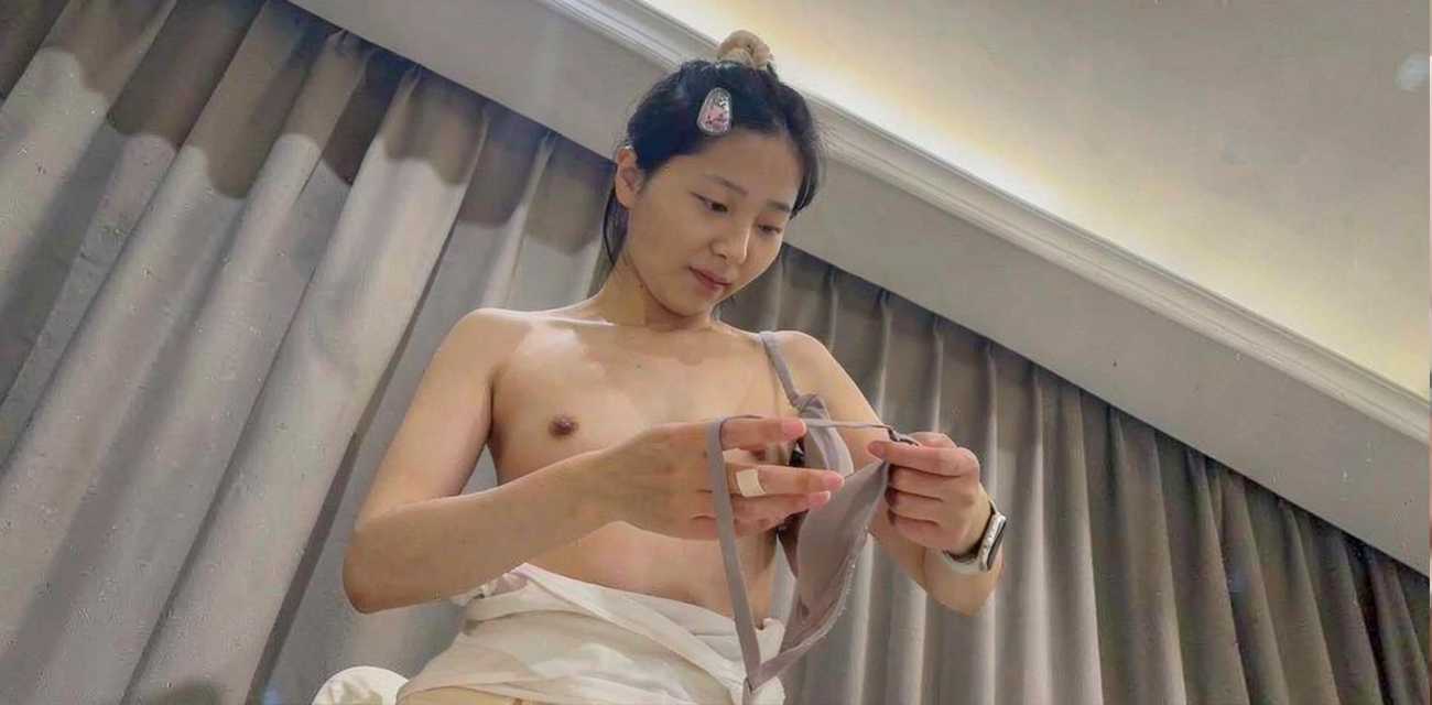 浙江反差人妻刘一诺结婚后仍与前男友酒店偷情 用嘴接尿 各种玩法 极骚