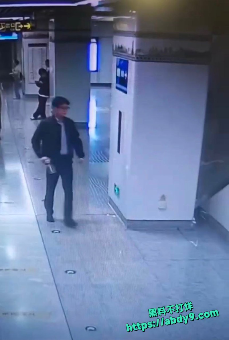 南宁总部基地地铁男子随地大小便 4