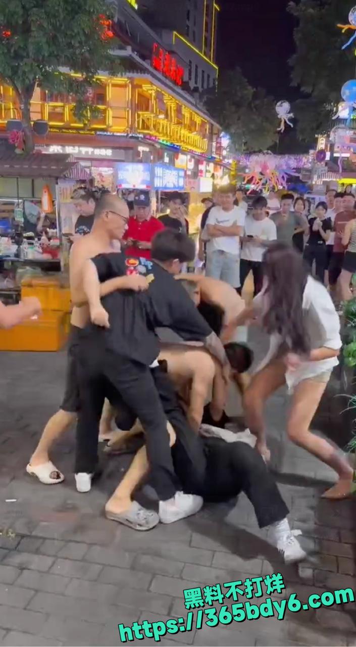 广西南宁街头骚扰事件引发激烈斗殴5