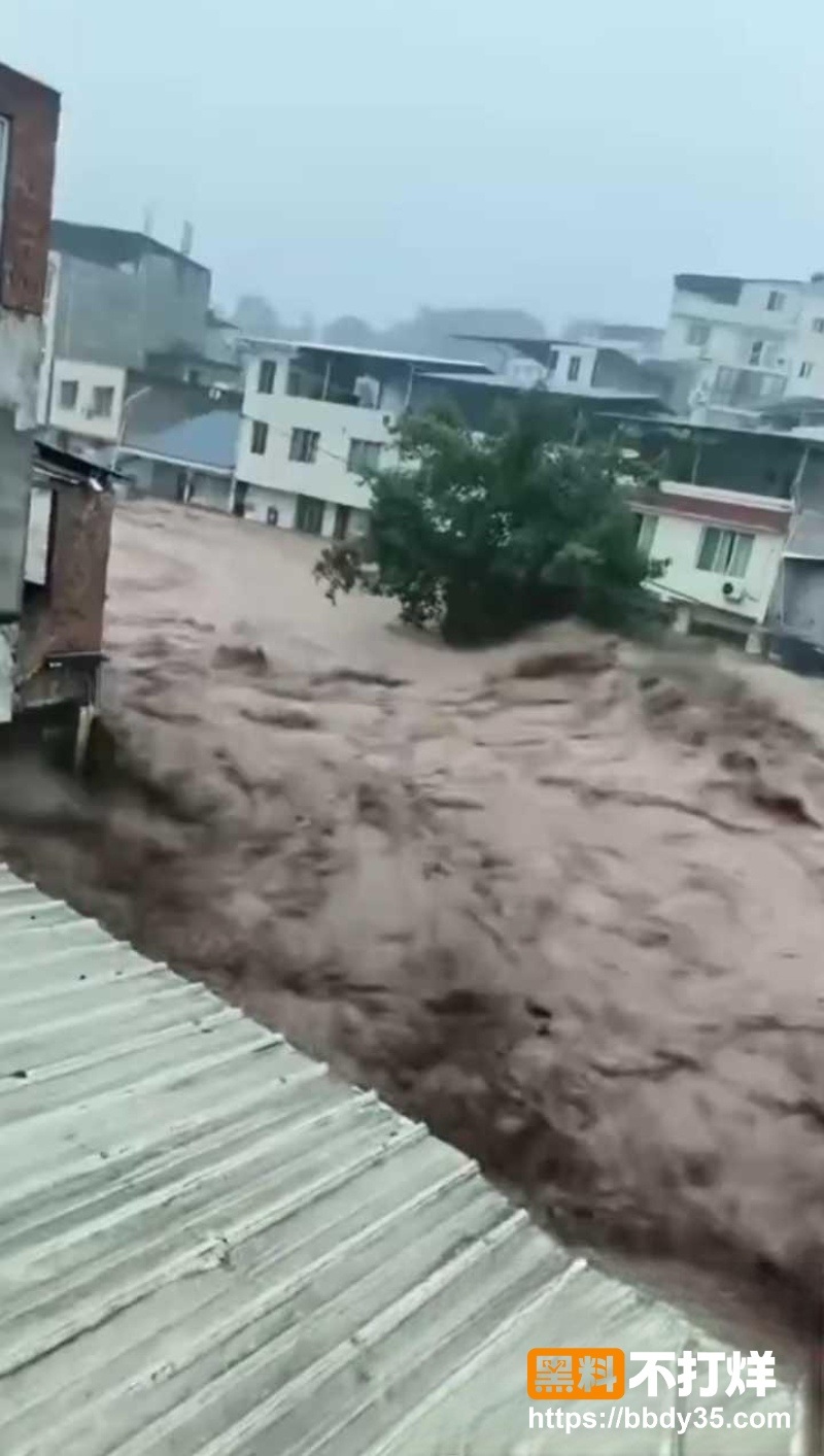 乐山马边彝族自治县暴雨山洪画面 2