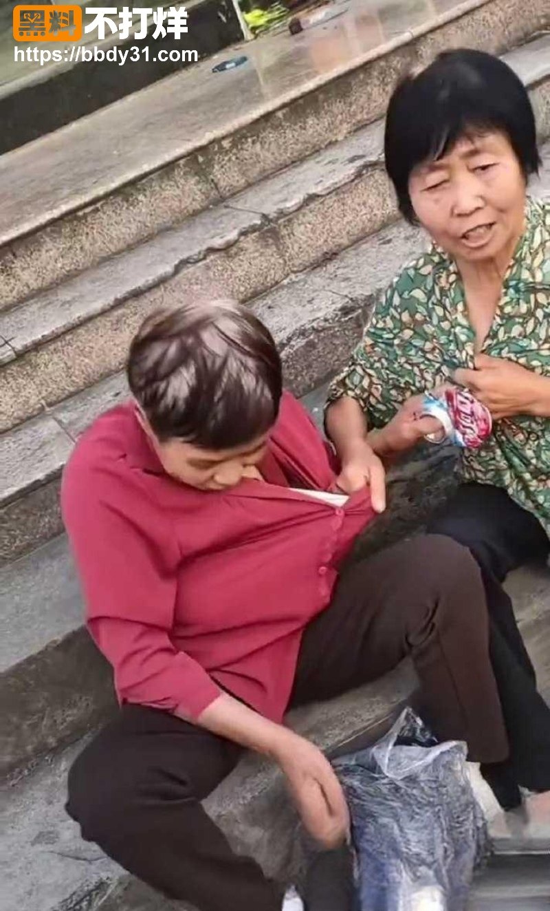中国大妈为塑料瓶街头互撕拽衣领6