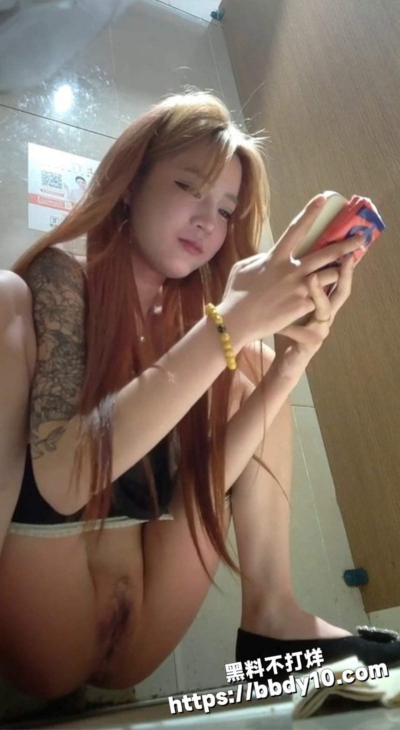 酒吧女厕所全景偷拍.jpg8