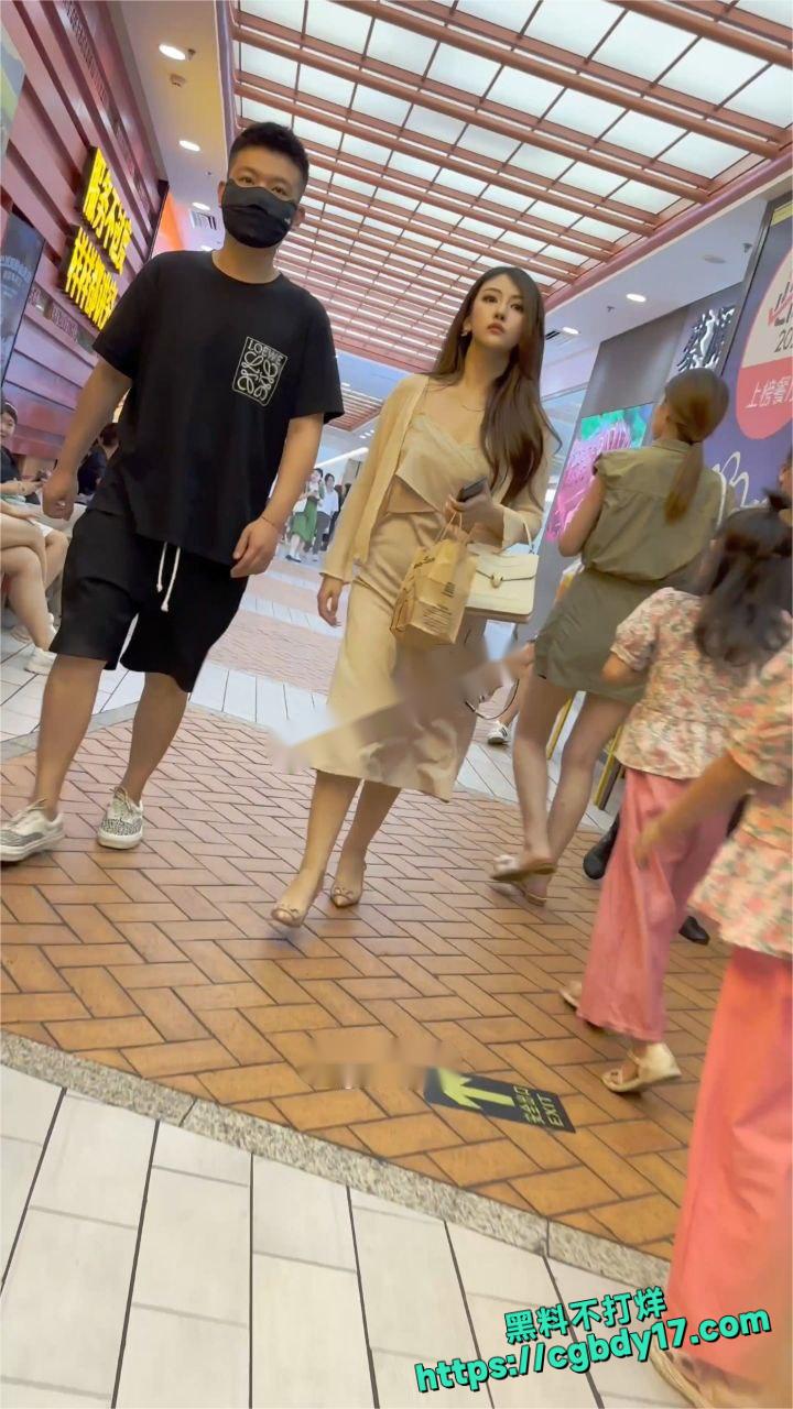 无内模特级美女逛街